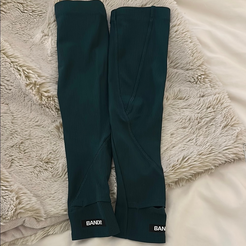 Never worn Bandit Running forest green arm sleeves